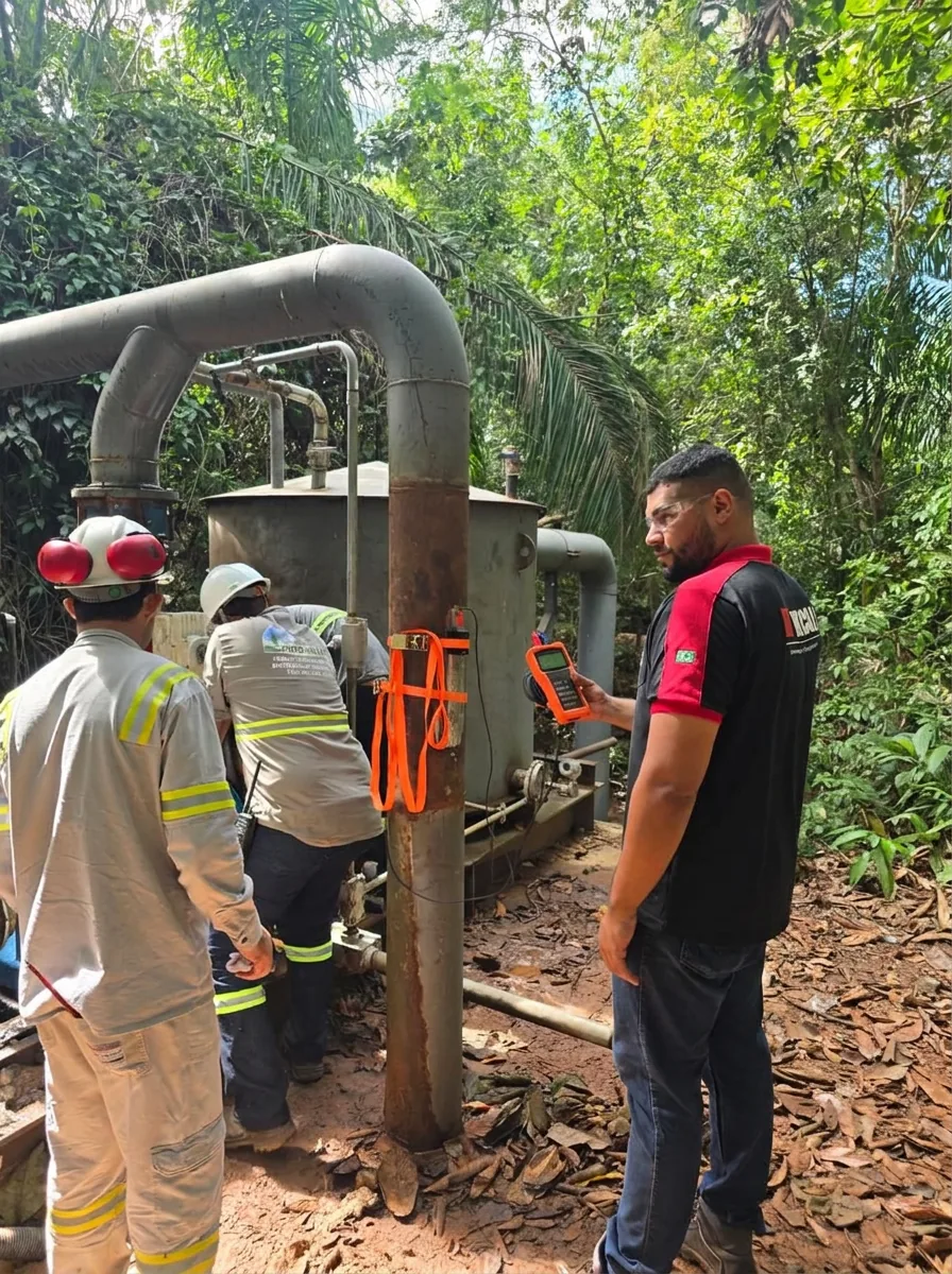 Técnico Mecall realizando calibração de vazão em campo